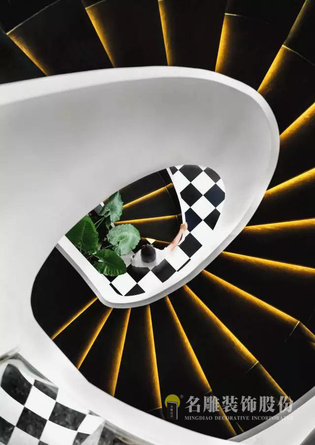 
欧式风格别墅楼梯间装修该如何设计?